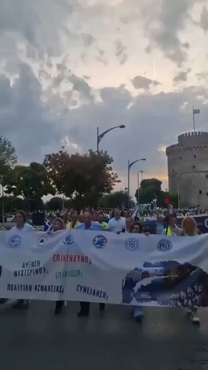 Θεσσαλονίκη: «Βγείτε να δείτε πού μας οδηγείτε» - Με κόρνες, σφυρίχτρες και καπνογόνα η πορεία των ενστόλων στο κέντρο