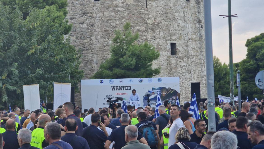 Θεσσαλονίκη: «Βγείτε να δείτε πού μας οδηγείτε» - Με κόρνες, σφυρίχτρες και καπνογόνα η πορεία των ενστόλων στο κέντρο