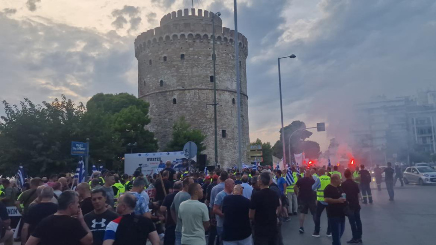 Θεσσαλονίκη: «Βγείτε να δείτε πού μας οδηγείτε» - Με κόρνες, σφυρίχτρες και καπνογόνα η πορεία των ενστόλων στο κέντρο
