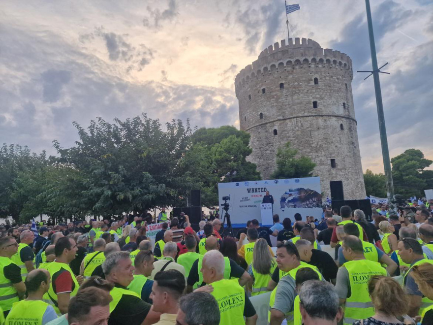 Θεσσαλονίκη: «Βγείτε να δείτε πού μας οδηγείτε» - Με κόρνες, σφυρίχτρες και καπνογόνα η πορεία των ενστόλων στο κέντρο