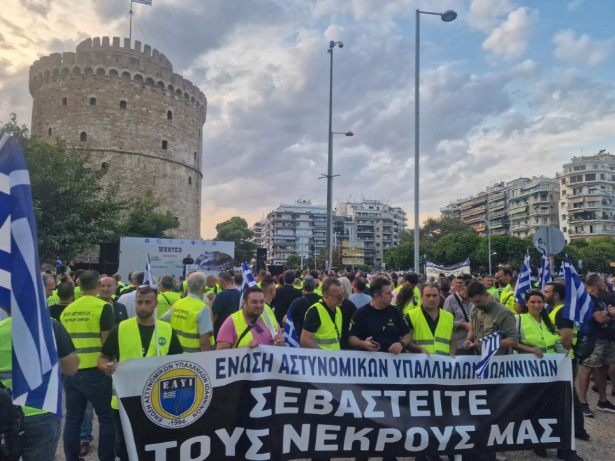 Θεσσαλονίκη: «Βγείτε να δείτε πού μας οδηγείτε» - Με κόρνες, σφυρίχτρες και καπνογόνα η πορεία των ενστόλων στο κέντρο