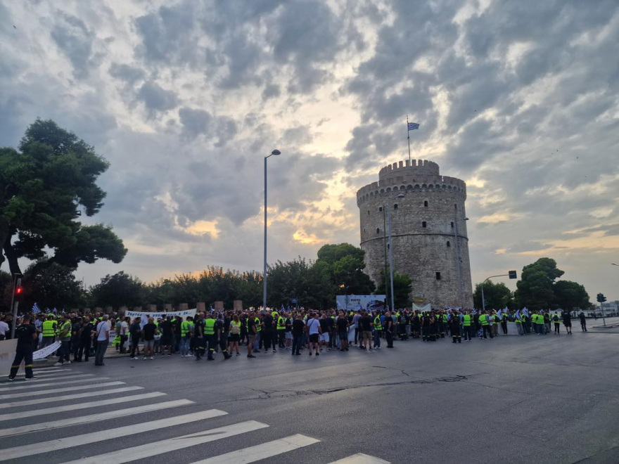 Θεσσαλονίκη: «Βγείτε να δείτε πού μας οδηγείτε» - Με κόρνες, σφυρίχτρες και καπνογόνα η πορεία των ενστόλων στο κέντρο