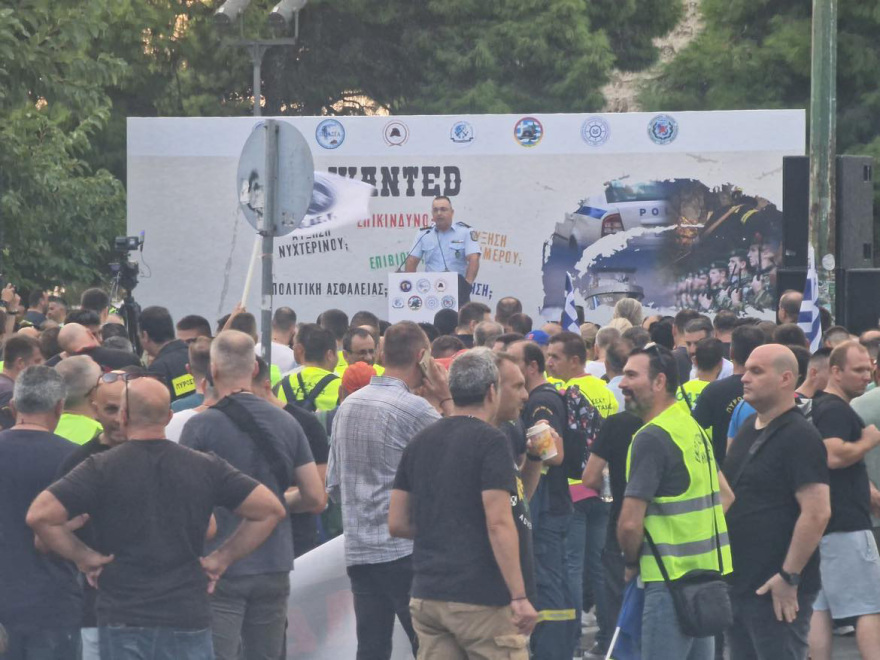 Θεσσαλονίκη: «Βγείτε να δείτε πού μας οδηγείτε» - Με κόρνες, σφυρίχτρες και καπνογόνα η πορεία των ενστόλων στο κέντρο