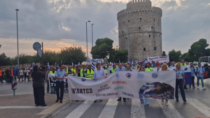 Θεσσαλονίκη: «Βγείτε να δείτε πού μας οδηγείτε» - Με κόρνες, σφυρίχτρες και καπνογόνα η πορεία των ενστόλων στο κέντρο