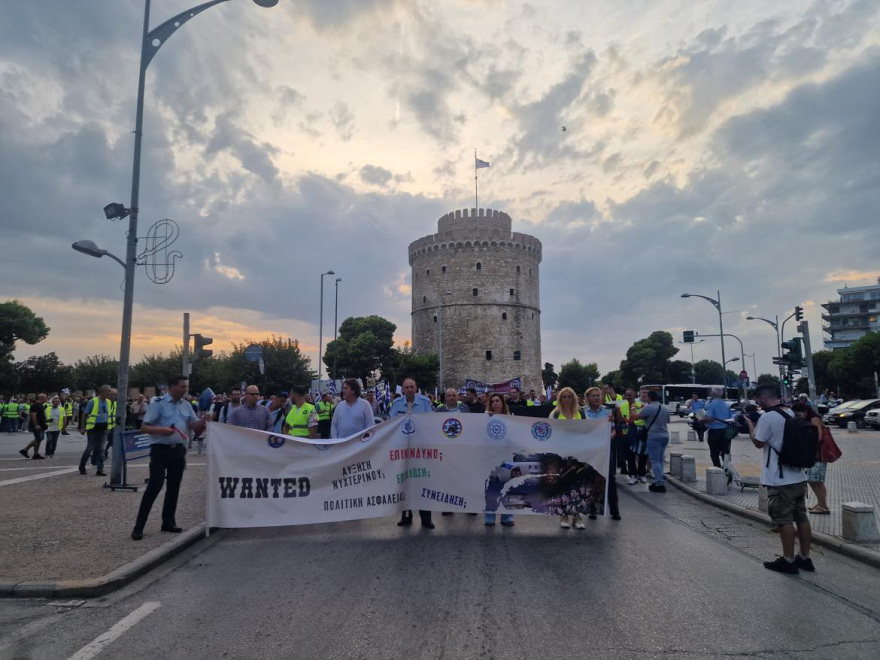 Θεσσαλονίκη: «Βγείτε να δείτε πού μας οδηγείτε» - Με κόρνες, σφυρίχτρες και καπνογόνα η πορεία των ενστόλων στο κέντρο