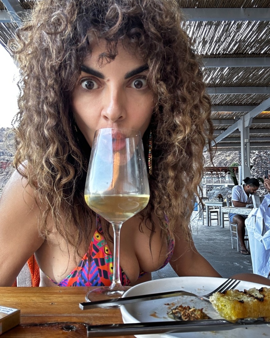 Μαρία Σολωμού: Περιγράφει την αγάπη της για τη Σαντορίνη μέσα από ένα φωτογραφικό άλμπουμ