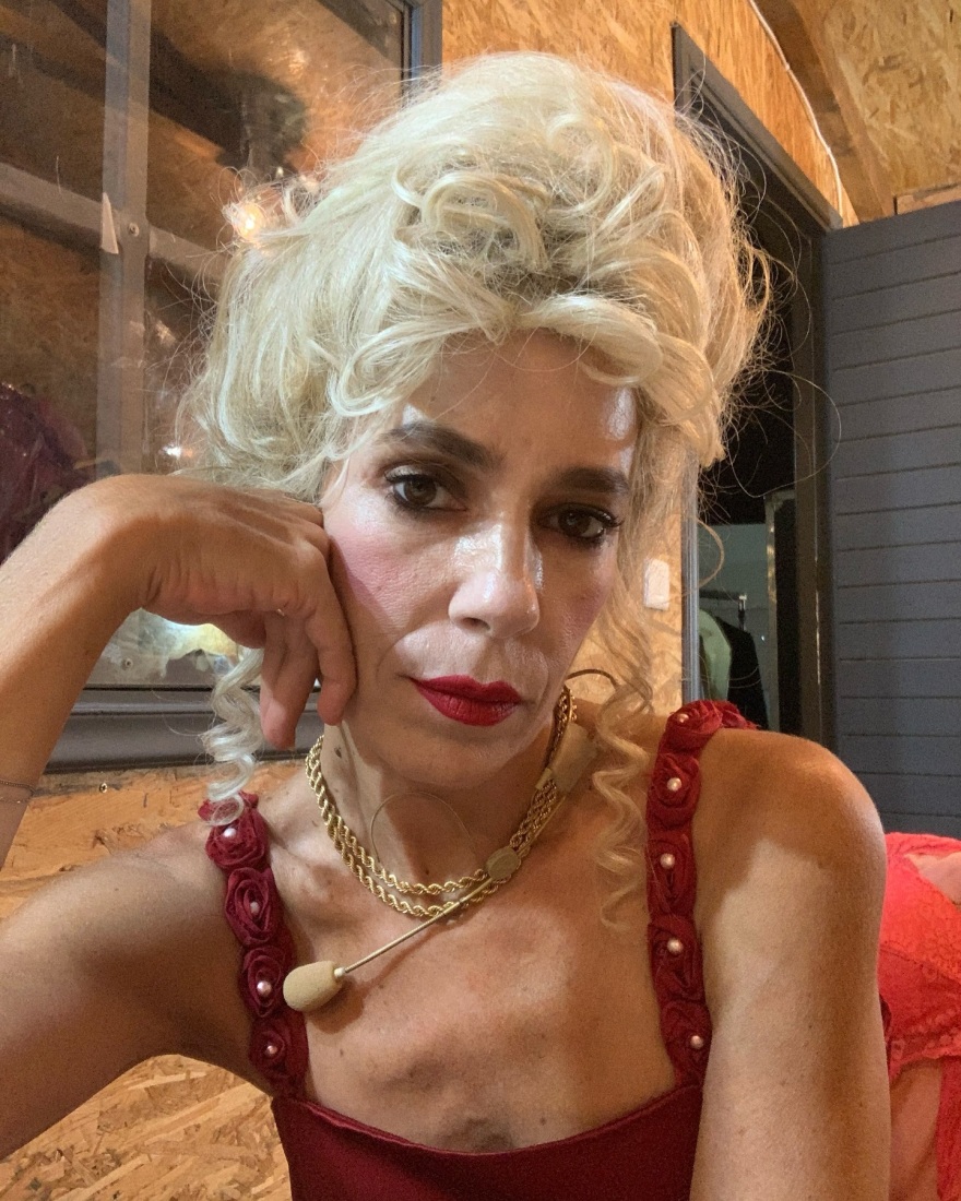 Μυρτώ Αλικάκη: Ποζάρει με την ξανθιά περούκα της λίγο πριν βγει στη σκηνή