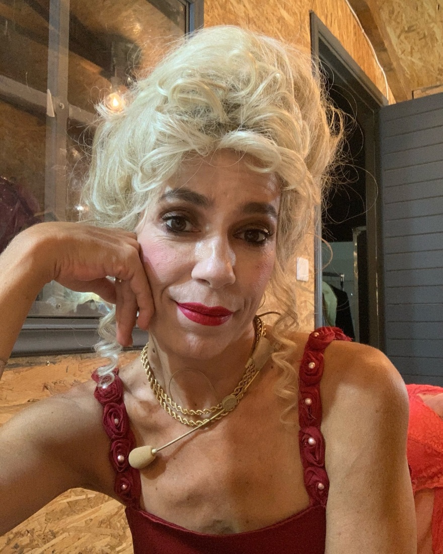 Μυρτώ Αλικάκη: Ποζάρει με την ξανθιά περούκα της λίγο πριν βγει στη σκηνή