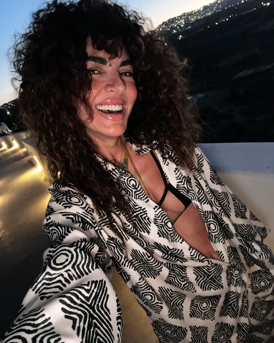 Μαρία Σολωμού: Περιγράφει την αγάπη της για τη Σαντορίνη μέσα από ένα φωτογραφικό άλμπουμ