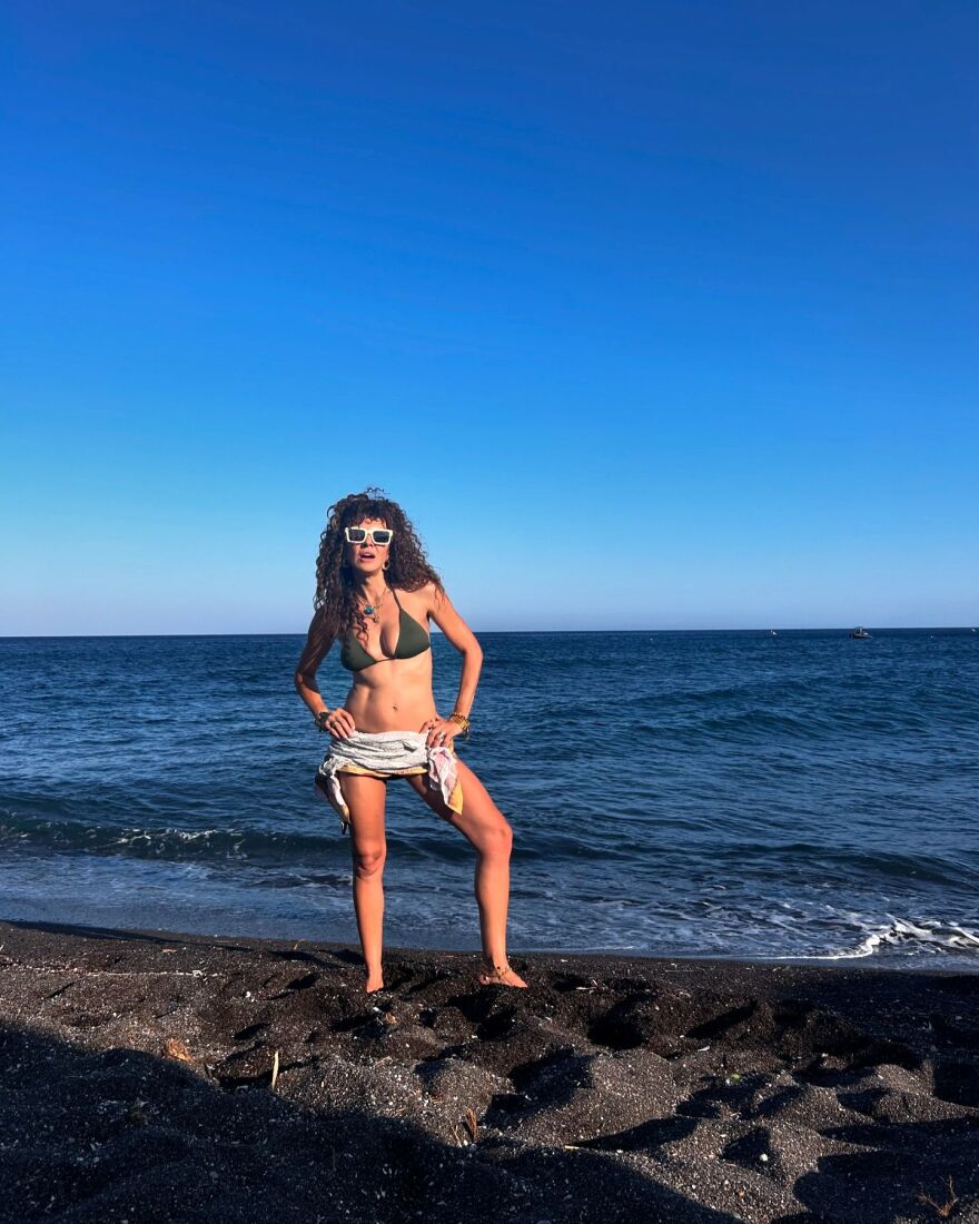 Μαρία Σολωμού: Περιγράφει την αγάπη της για τη Σαντορίνη μέσα από ένα φωτογραφικό άλμπουμ