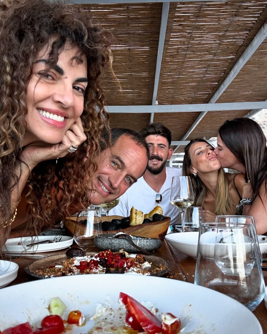 Μαρία Σολωμού: Περιγράφει την αγάπη της για τη Σαντορίνη μέσα από ένα φωτογραφικό άλμπουμ