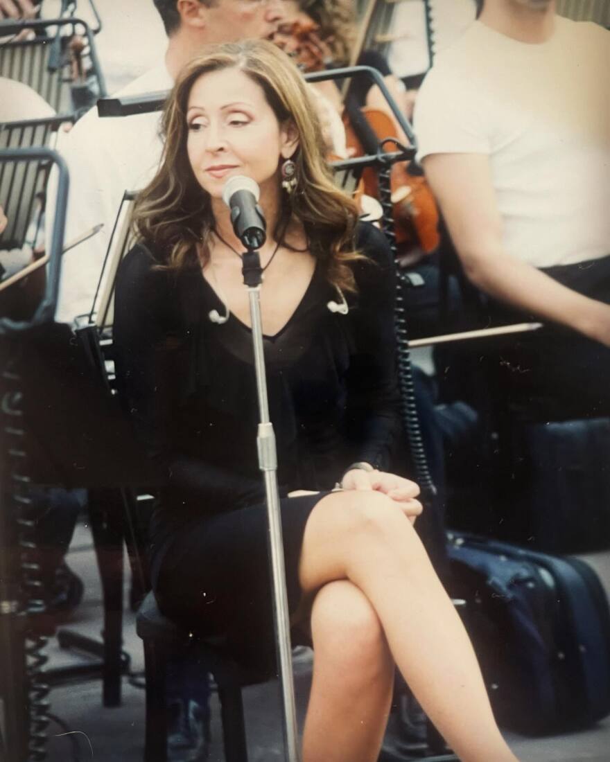 Βίκυ Λέανδρος: Ο Τρύφωνας Σαμαράς ανέβασε φωτογραφίες τους από τα παλιά