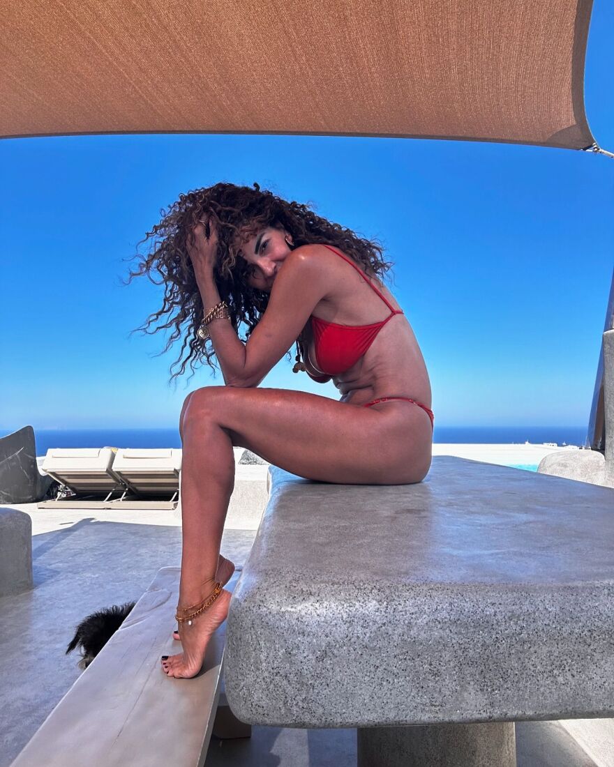 Μαρία Σολωμού: Περιγράφει την αγάπη της για τη Σαντορίνη μέσα από ένα φωτογραφικό άλμπουμ