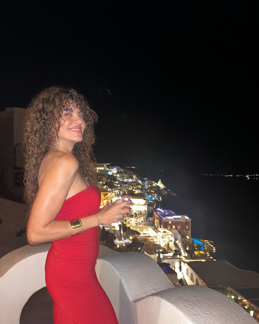 Μαρία Σολωμού: Περιγράφει την αγάπη της για τη Σαντορίνη μέσα από ένα φωτογραφικό άλμπουμ