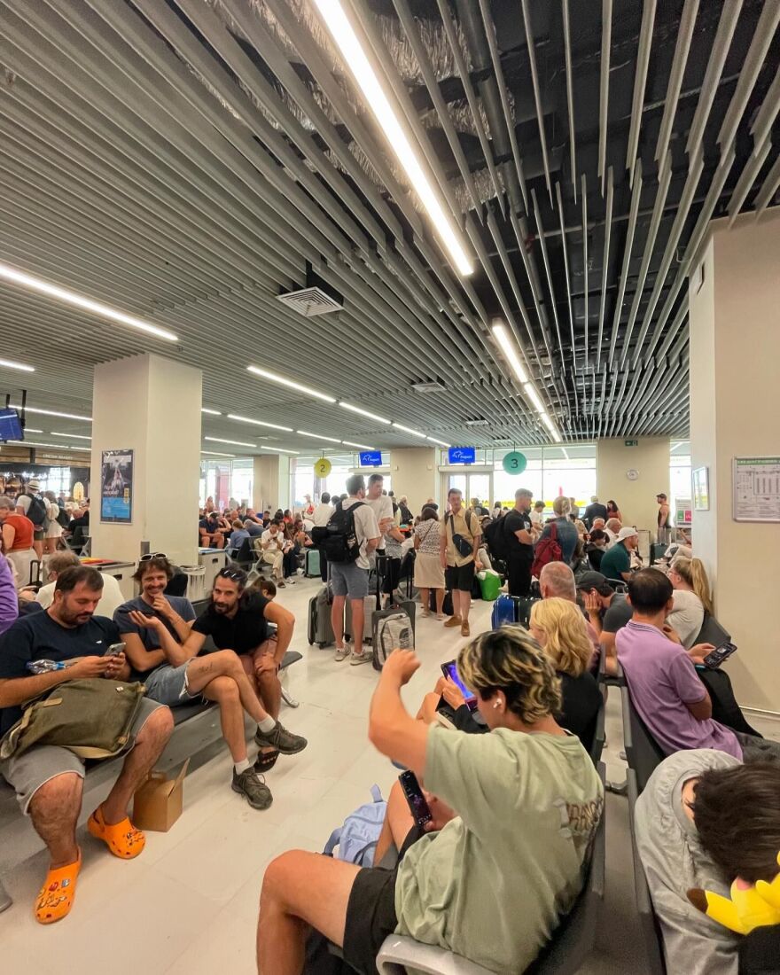 Μαρίνα Σάττι από το αεροδρόμιο των Χανίων: Πρέπει να πάμε Αθήνα αλλά έχει 2 ώρες καθυστέρηση