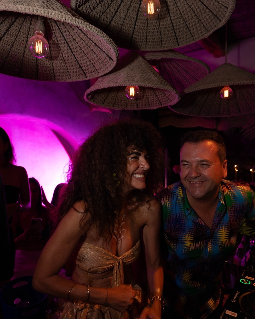 Μαρία Σολωμού: Περιγράφει την αγάπη της για τη Σαντορίνη μέσα από ένα φωτογραφικό άλμπουμ