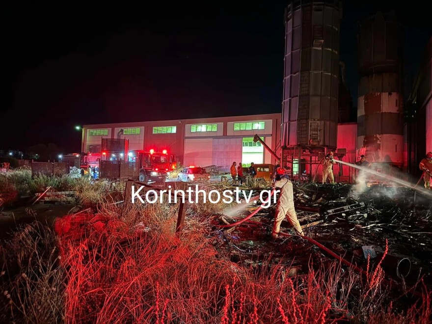 Λουτράκι: Φωτιά στον εξωτερικό χώρο εργοστασίου ξυλείας