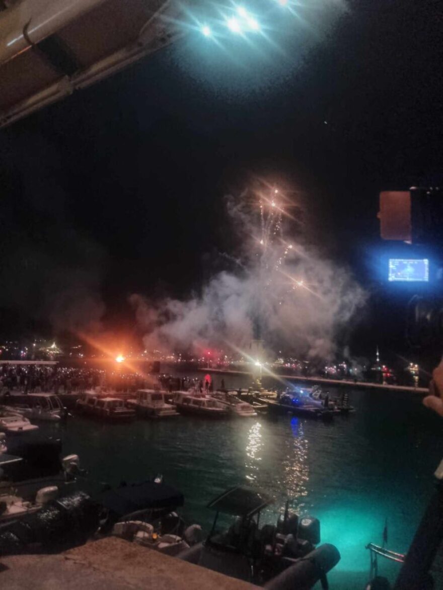 Σπέτσες: Πλήθος κόσμου και βεγγαλικά στο «κάψιμο της Αρμάτας»