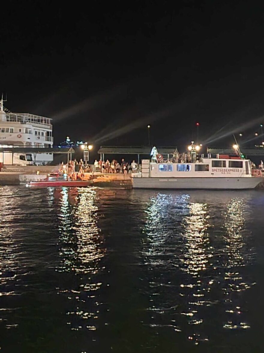 Σπέτσες: Πλήθος κόσμου και βεγγαλικά στο «κάψιμο της Αρμάτας»