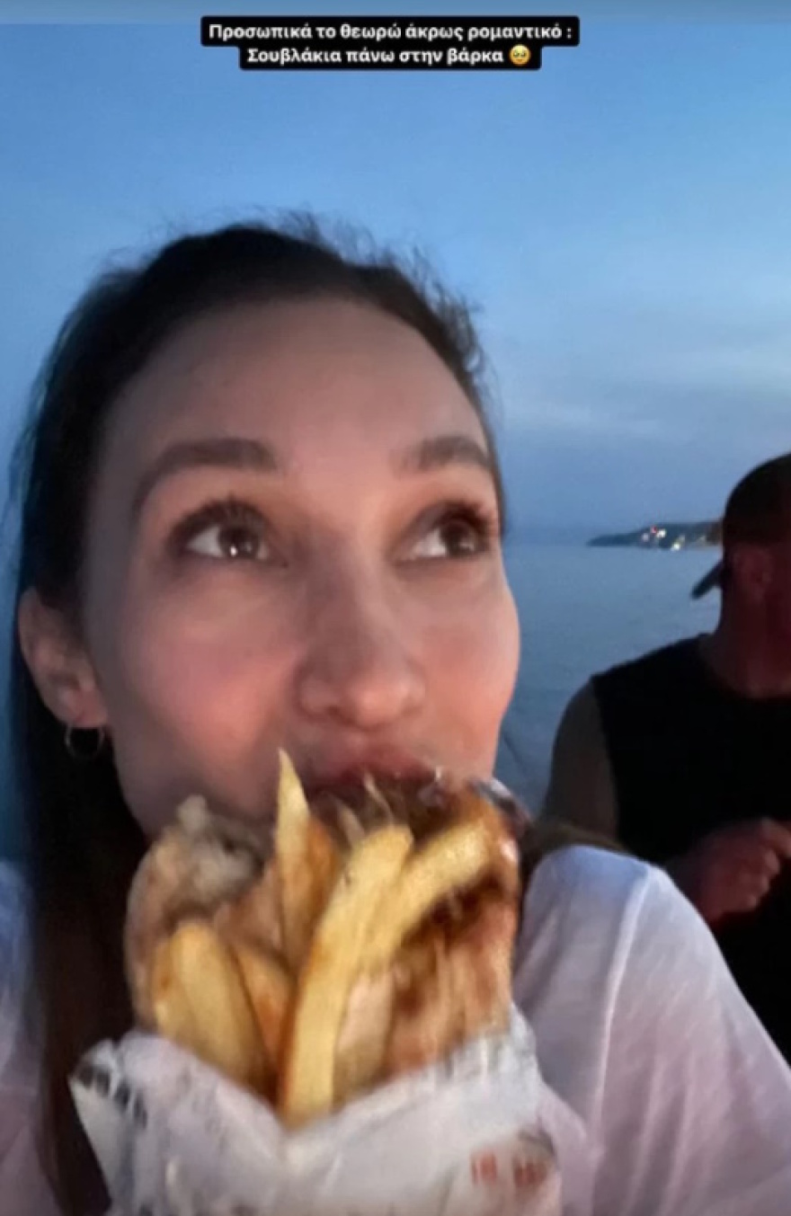 Δήμητρα Βαμβακούση: Η selfie ενώ τρώει σουβλάκια στη βάρκα - Άκρως ρομαντικό, γράφει