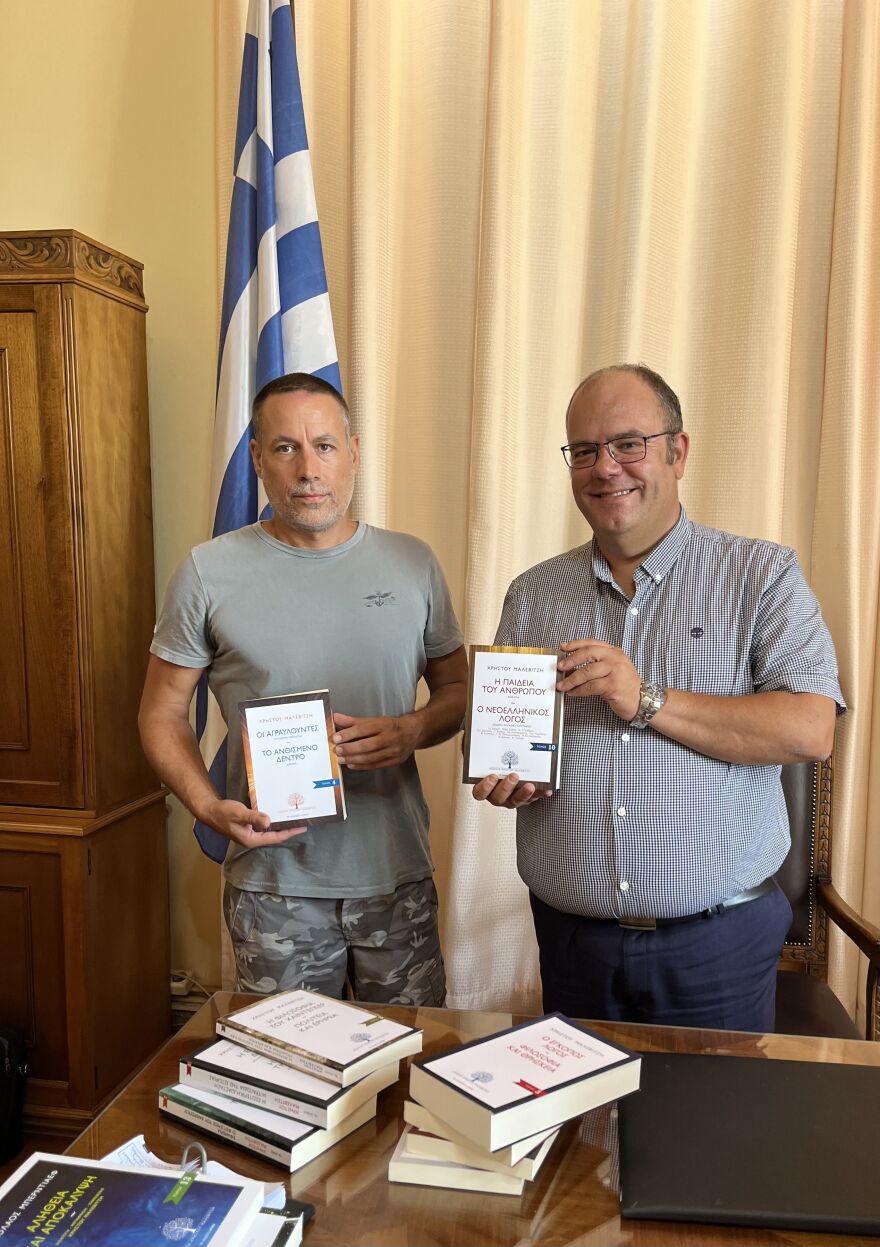 Σύρος: Δωρίστηκε το σύνολο του συγγραφικού έργου του Χρήστου Μαλεβίτση στην Δημοτική Βιβλιοθήκη της Ερμούπολης