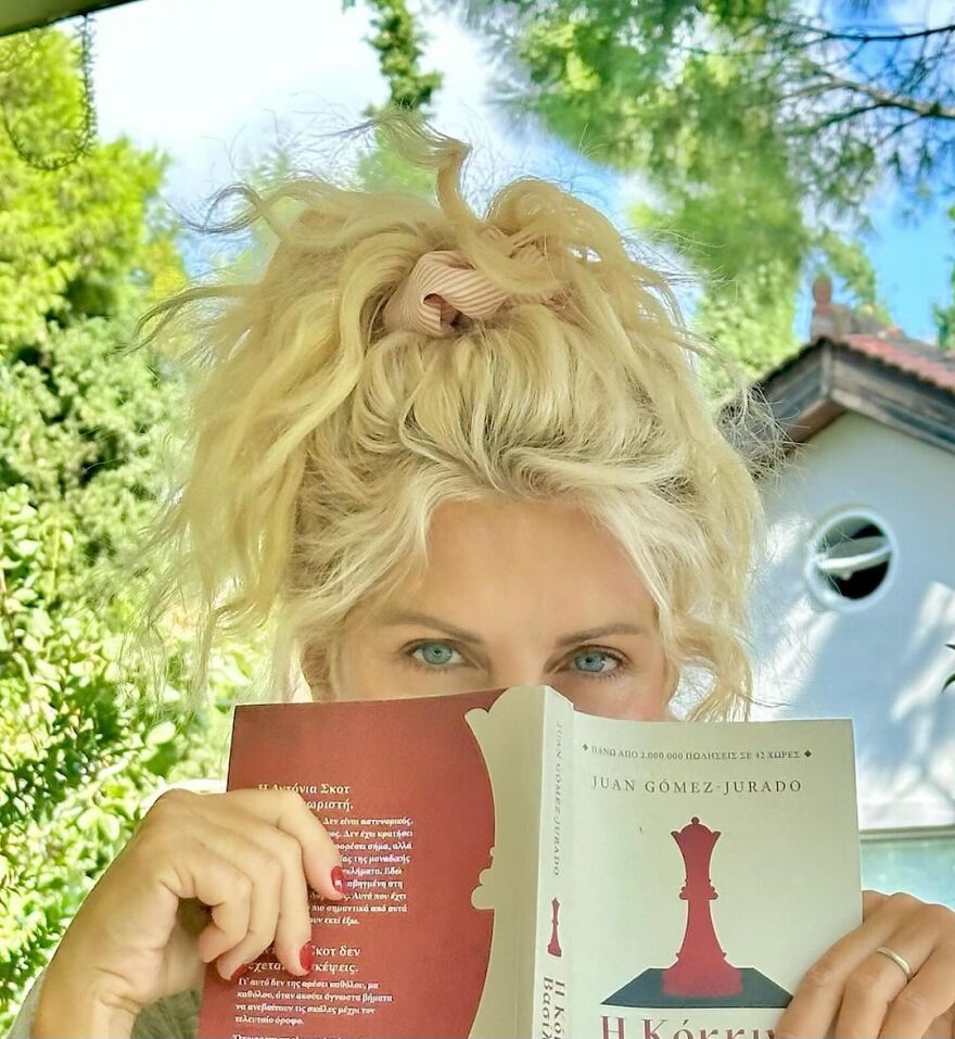 Η Ελένη Μενεγάκη ποζάρει στην κόρη της ενώ διαβάζει ένα βιβλίο