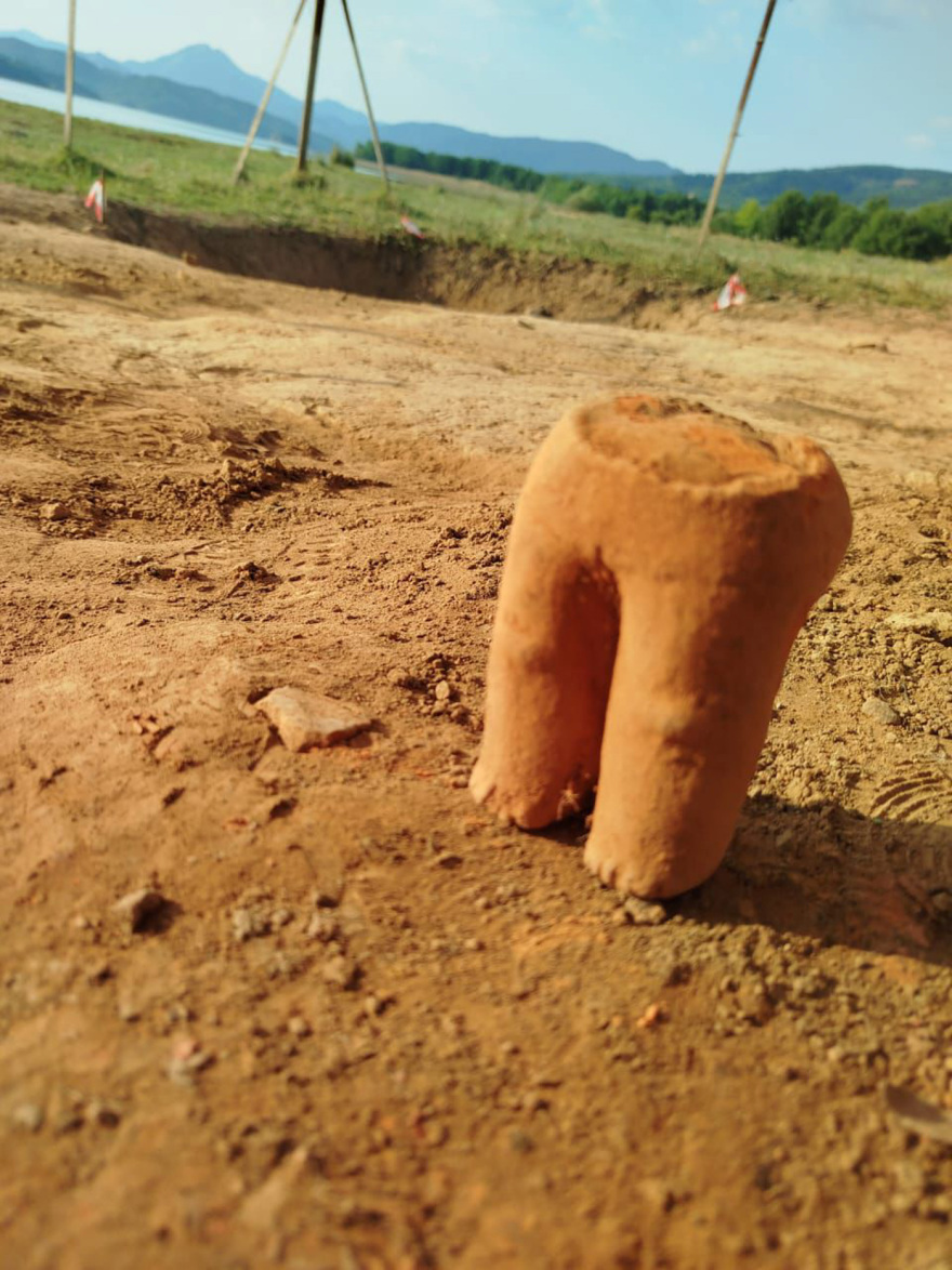 Φωτογραφίες: Σπάνια ευρήματα στη νεολιθική θέση «Βοτανικός Κήπος», στη Λίμνη Πλαστήρα 