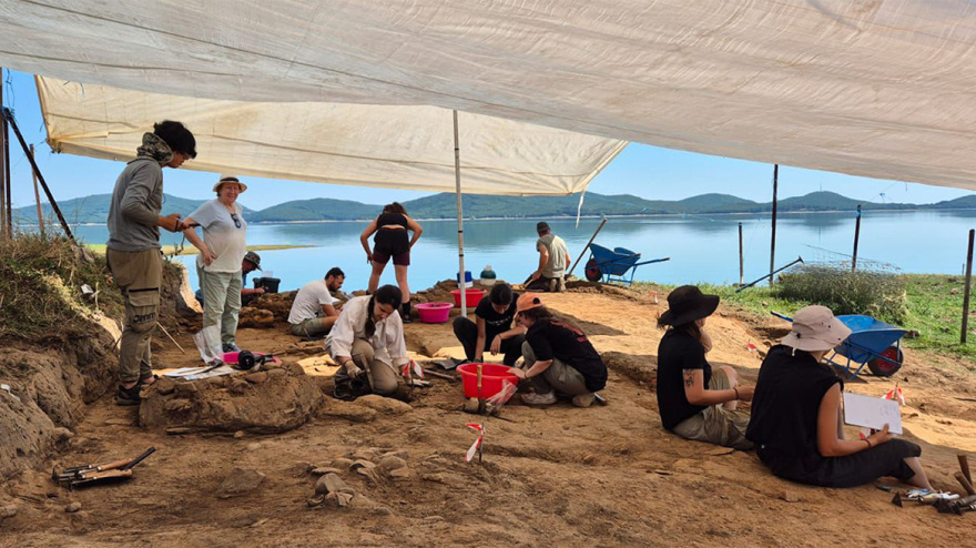 Φωτογραφίες: Σπάνια ευρήματα στη νεολιθική θέση «Βοτανικός Κήπος», στη Λίμνη Πλαστήρα 