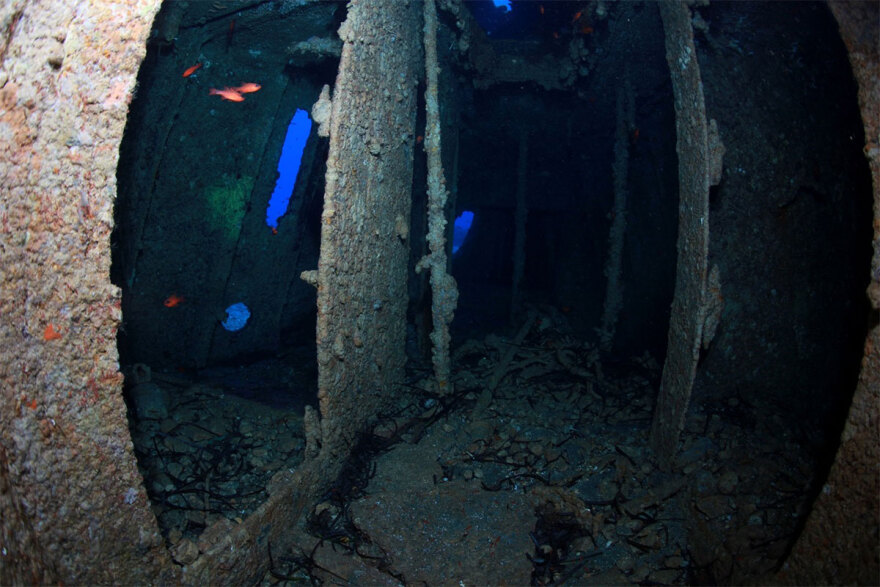 Άγνωστες εικόνες από το ναυάγιο της Φαλκονέρας - Η ιστορία του ατμόπλοιου Αδρίας που βυθίστηκε το 1951