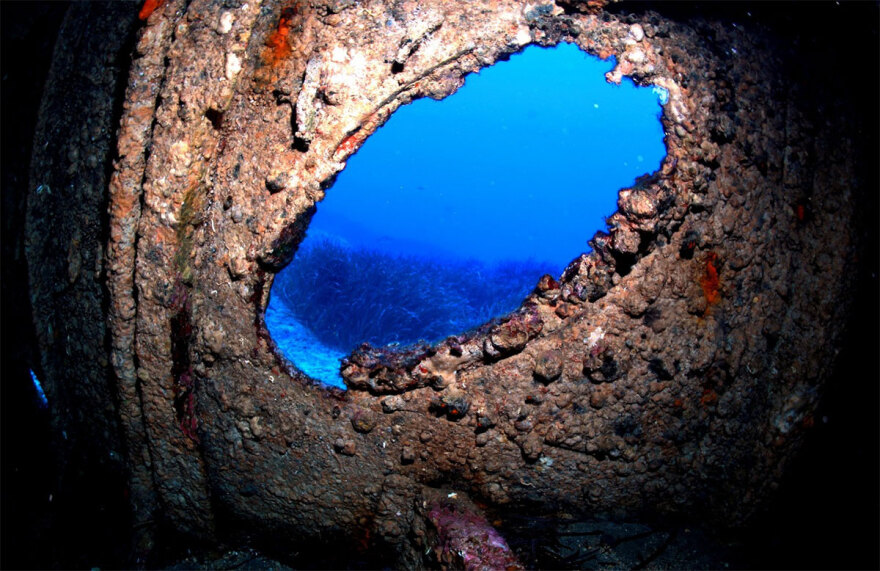 Άγνωστες εικόνες από το ναυάγιο της Φαλκονέρας - Η ιστορία του ατμόπλοιου Αδρίας που βυθίστηκε το 1951