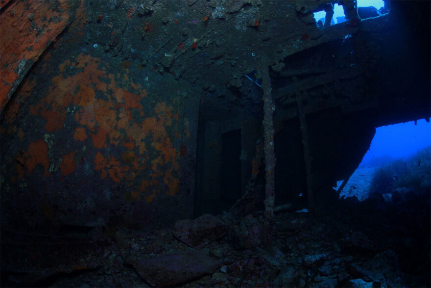 Άγνωστες εικόνες από το ναυάγιο της Φαλκονέρας - Η ιστορία του ατμόπλοιου Αδρίας που βυθίστηκε το 1951