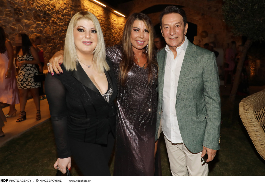 Άντζελα Δημητρίου: Η πρώτη δημόσια εμφάνιση με την Όλγα Κιουρτσάκη και τον γαμπρό της μετά τη διαμάχη τους 