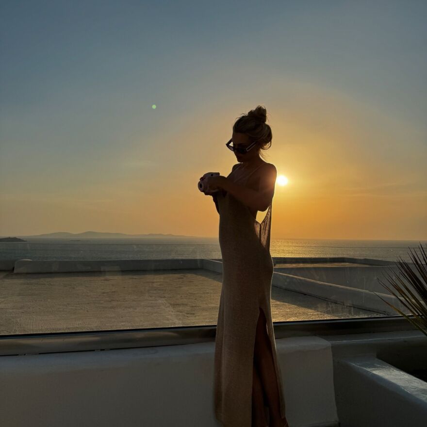 Βίκυ Κάβουρα: Ποζάρει με φόντο το ηλιοβασίλεμα της Μυκόνου