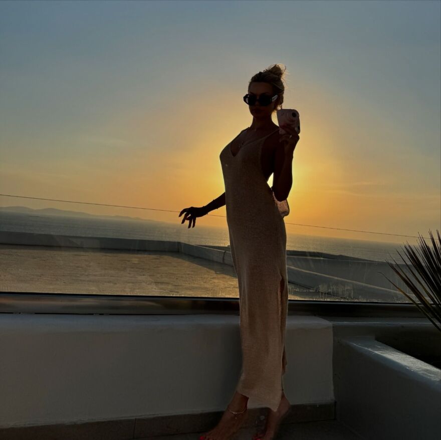 Βίκυ Κάβουρα: Ποζάρει με φόντο το ηλιοβασίλεμα της Μυκόνου