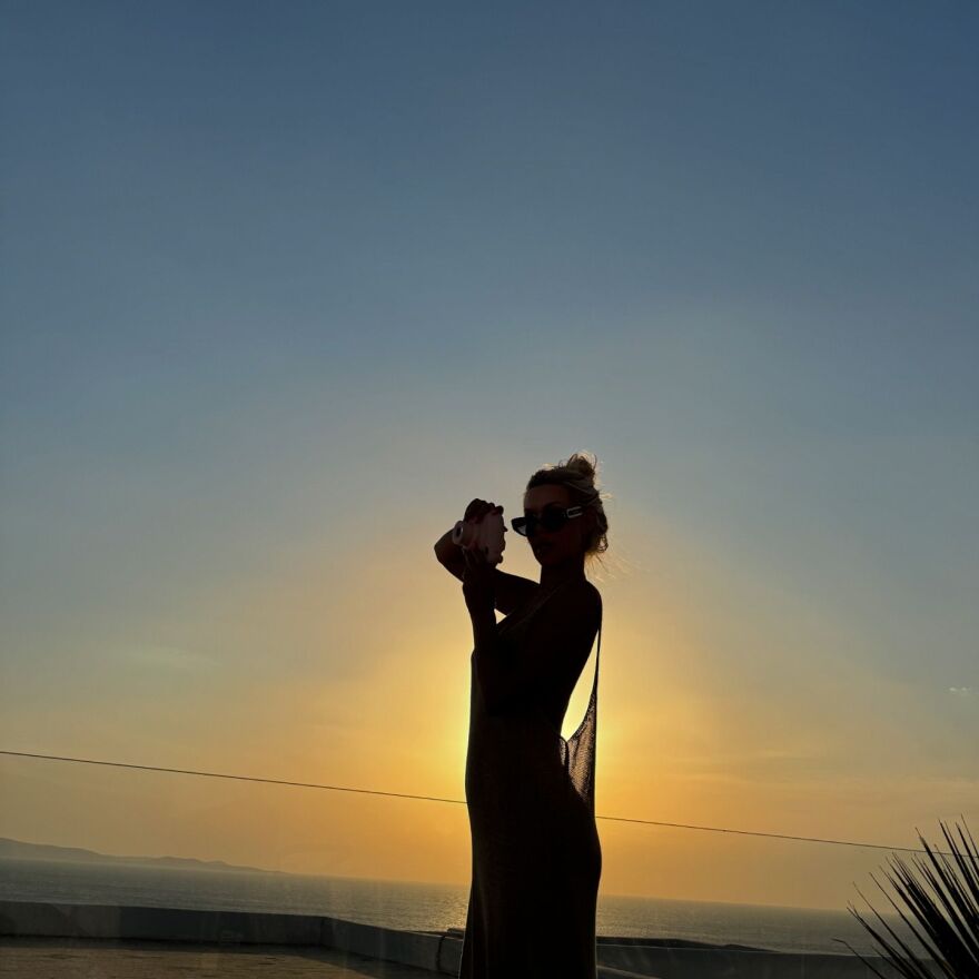 Βίκυ Κάβουρα: Ποζάρει με φόντο το ηλιοβασίλεμα της Μυκόνου