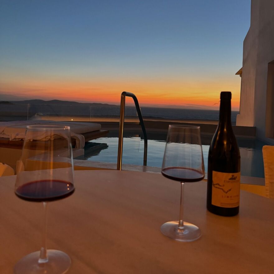 Βίκυ Κάβουρα: Ποζάρει με φόντο το ηλιοβασίλεμα της Μυκόνου