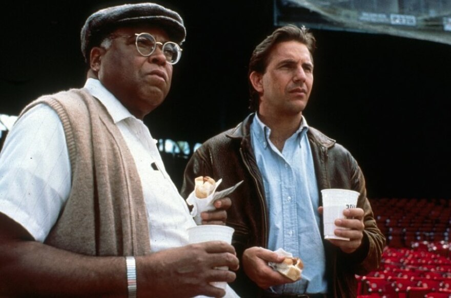 Κέβιν Κόστνερ για Τζέιμς Ερλ Τζόουνς: Μόνο αυτός μπορούσε να φέρει αυτήν τη μαγεία