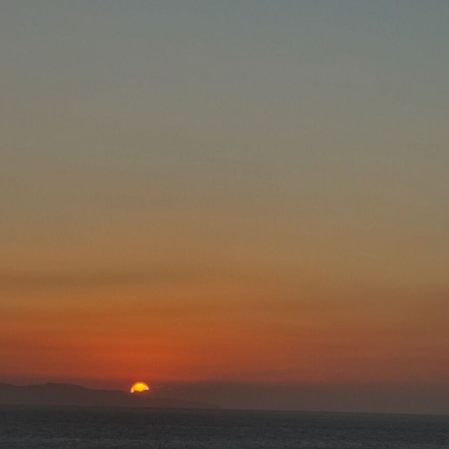 Βίκυ Κάβουρα: Ποζάρει με φόντο το ηλιοβασίλεμα της Μυκόνου