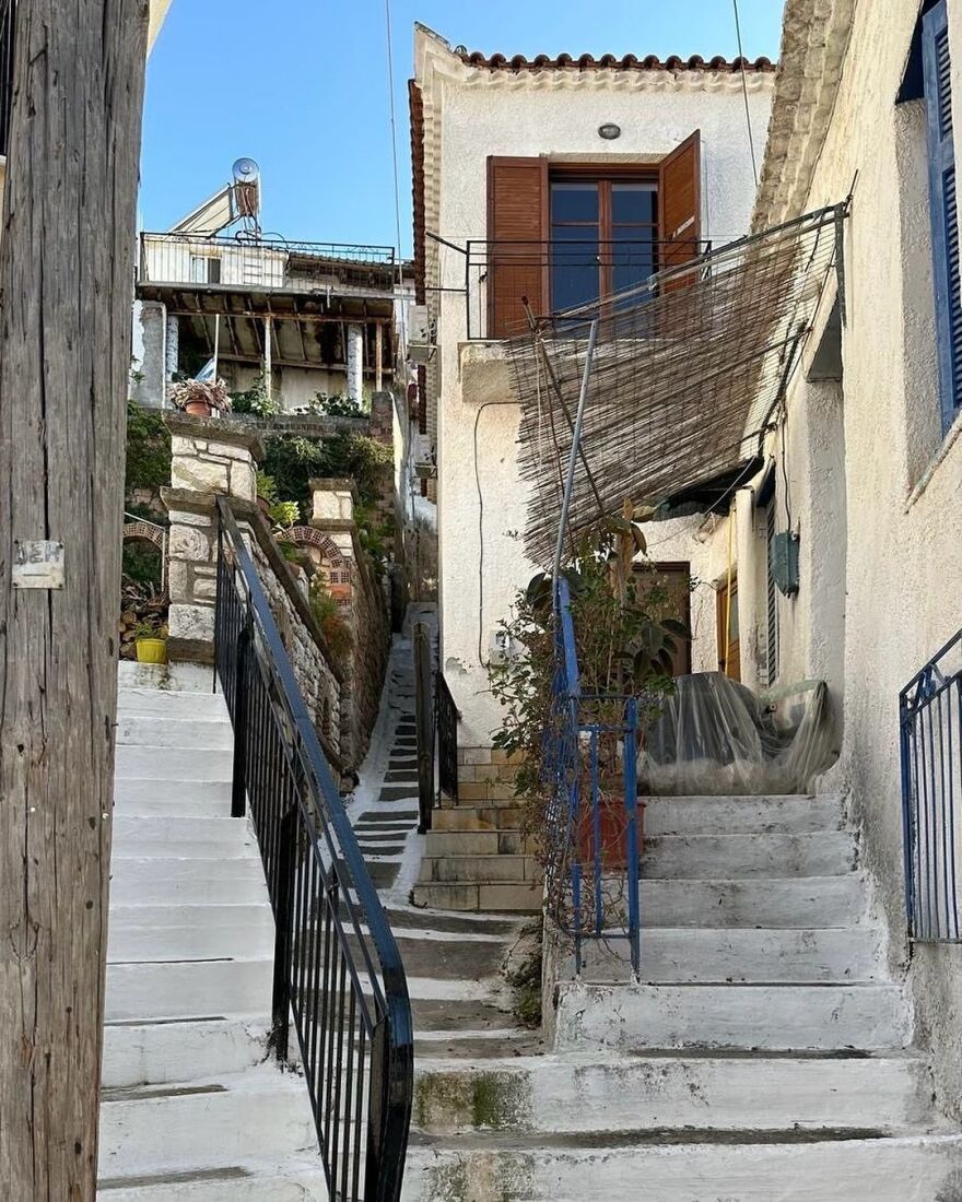 Ξανά στην Ελλάδα για διακοπές η Κλόντια Σίφερ - Αυτή τη φορά «εξερεύνησε» την Κορώνη 