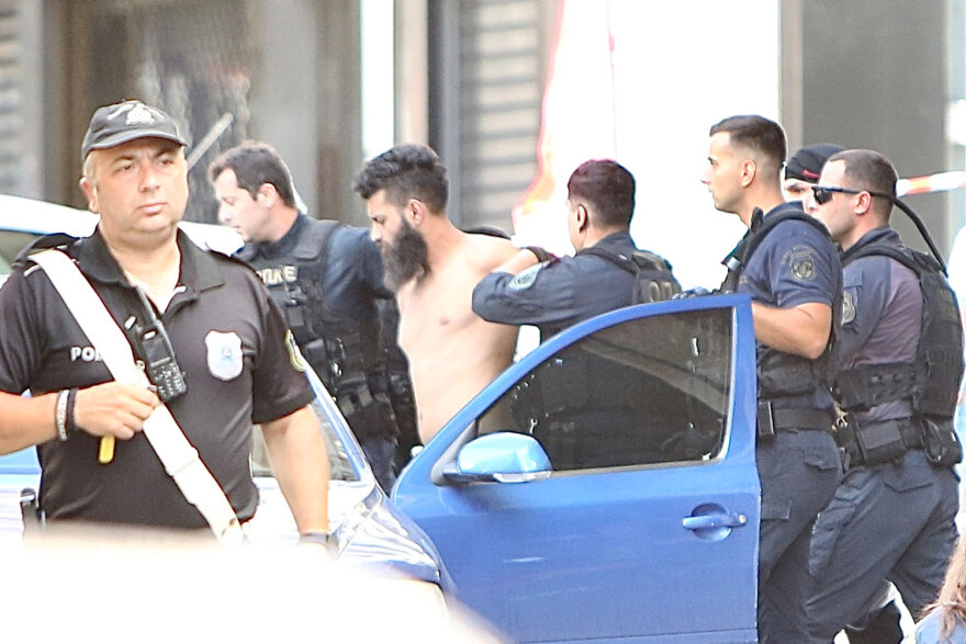 Τέλος στο θρίλερ στην Αχαρνών - Άντρες της ΕΚΑΜ μπήκαν στο σπίτι και συνέλαβαν τον Παλαιστίνιο