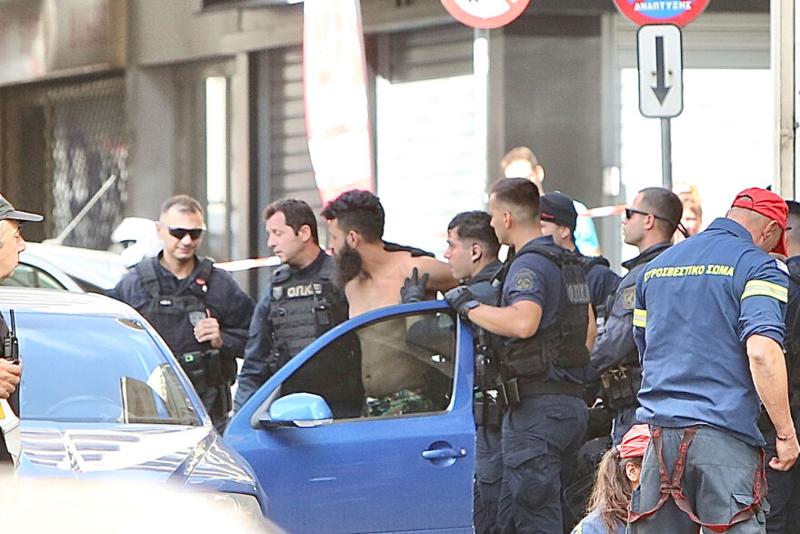 Τέλος στο θρίλερ στην Αχαρνών - Άντρες της ΕΚΑΜ μπήκαν στο σπίτι και συνέλαβαν τον Παλαιστίνιο