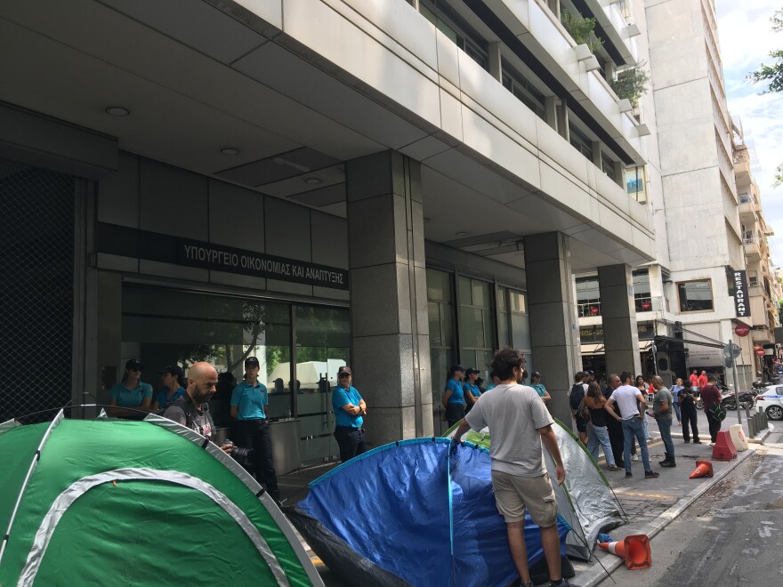 Συγκέντρωση φοιτητικών συλλόγων έξω από το υπουργείο Οικονομικών τώρα - Γιατί διαμαρτύρονται