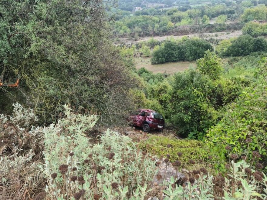 Καλάβρυτα: Αυτοκίνητο έπεσε σε γκρεμό λόγω ολισθηρότητας - Στο νοσοκομείο οι τρεις επιβαίνοντες