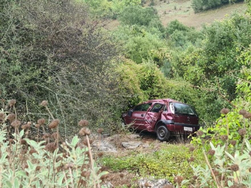 Καλάβρυτα: Αυτοκίνητο έπεσε σε γκρεμό λόγω ολισθηρότητας - Στο νοσοκομείο οι τρεις επιβαίνοντες