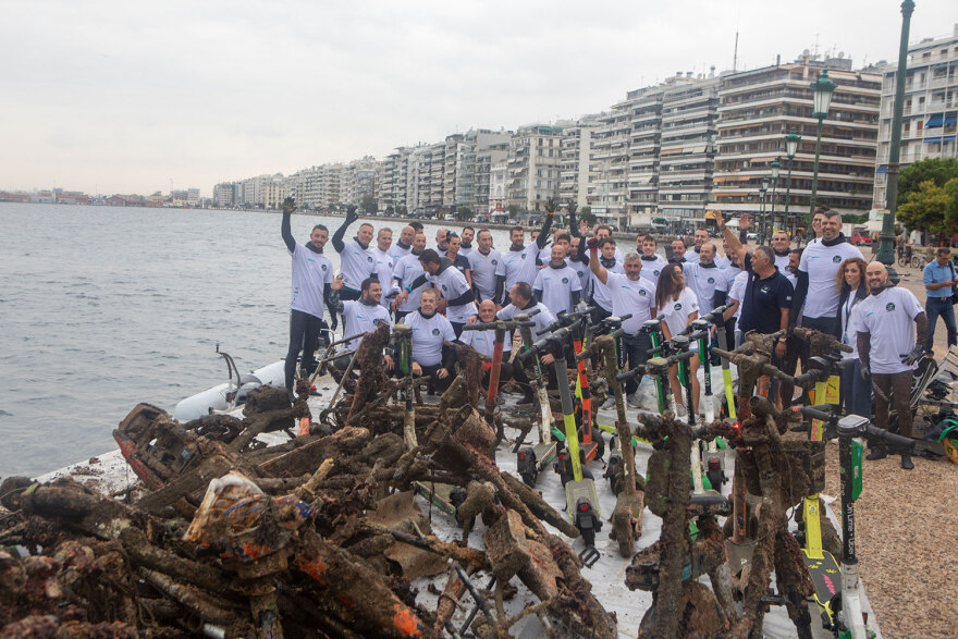Δύτες καθάρισαν τον Θερμαϊκό και βρήκαν στον βυθό του από πατίνια, ποδήλατα μέχρι... μηχανάκι! - Δείτε φωτογραφίες