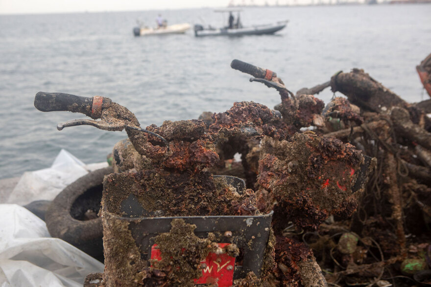 Δύτες καθάρισαν τον Θερμαϊκό και βρήκαν στον βυθό του από πατίνια, ποδήλατα μέχρι... μηχανάκι! - Δείτε φωτογραφίες