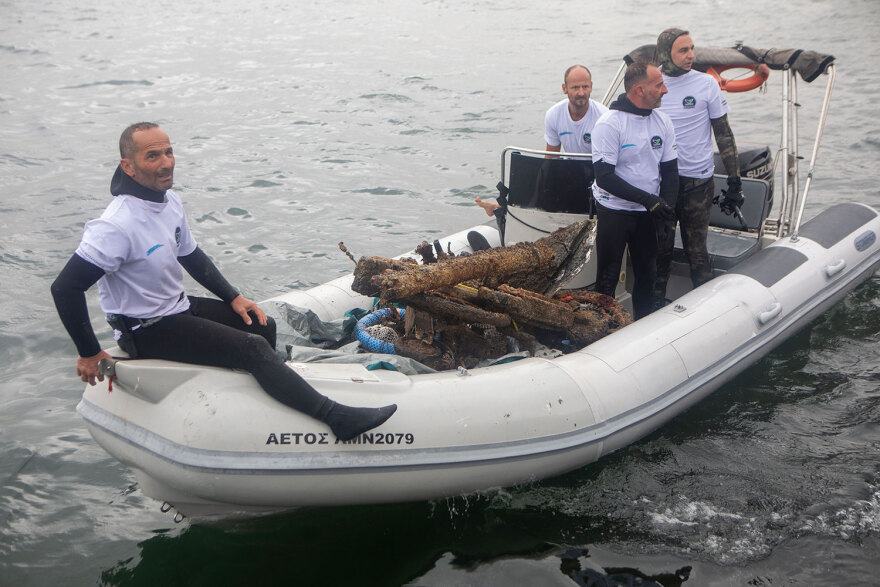 Δύτες καθάρισαν τον Θερμαϊκό και βρήκαν στον βυθό του από πατίνια, ποδήλατα μέχρι... μηχανάκι! - Δείτε φωτογραφίες