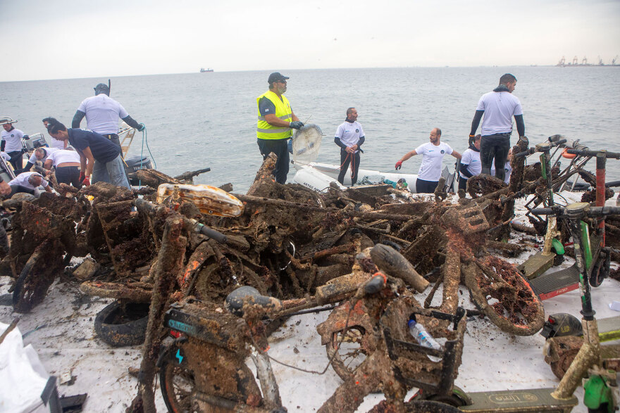 Δύτες καθάρισαν τον Θερμαϊκό και βρήκαν στον βυθό του από πατίνια, ποδήλατα μέχρι... μηχανάκι! - Δείτε φωτογραφίες