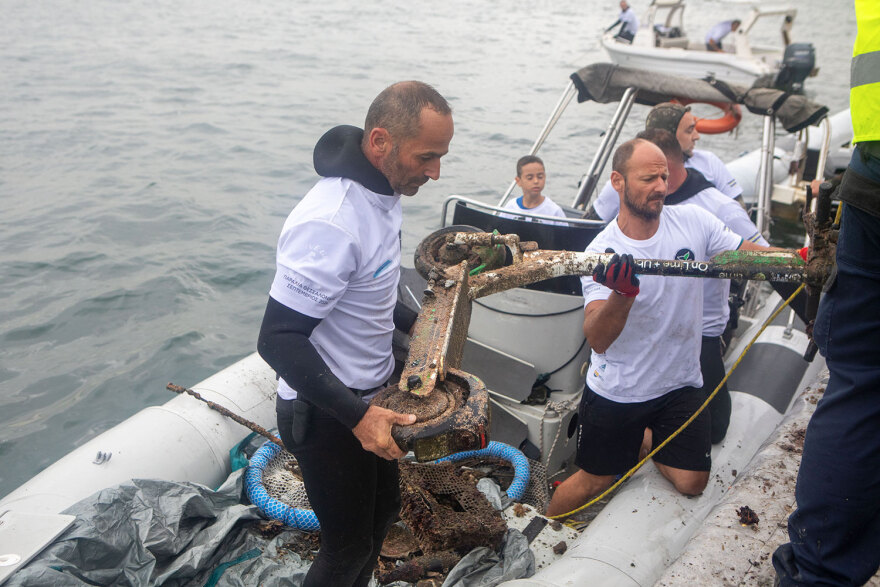 Δύτες καθάρισαν τον Θερμαϊκό και βρήκαν στον βυθό του από πατίνια, ποδήλατα μέχρι... μηχανάκι! - Δείτε φωτογραφίες