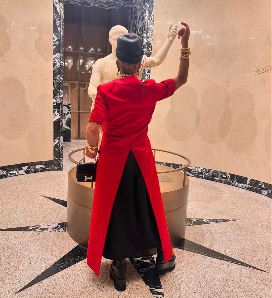 O Λάκης Γαβαλάς καλεσμένος στο πάρτι της σειράς Emily in Paris του Netflix 